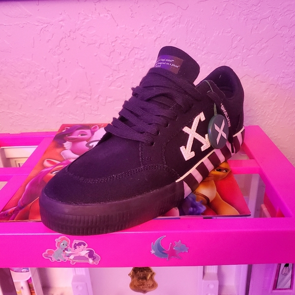 OFF WHITE LOW TOP Black in color Mens Size 12 - Picture 2 of 5